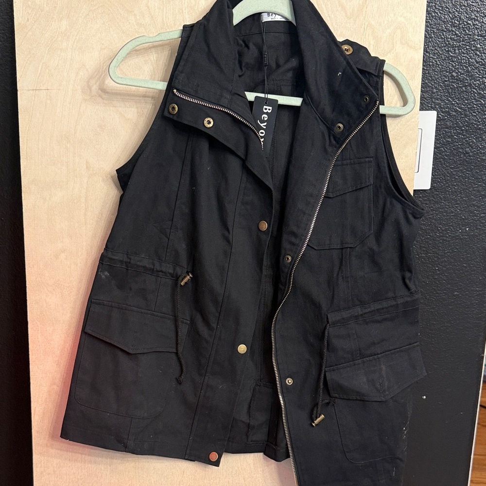 Black Utility Vest - Women's Sleeveless Jacket
